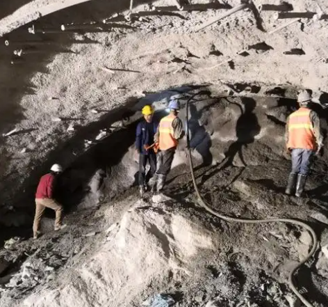 沁源拱顶带模注浆料的施工流程及注意事项